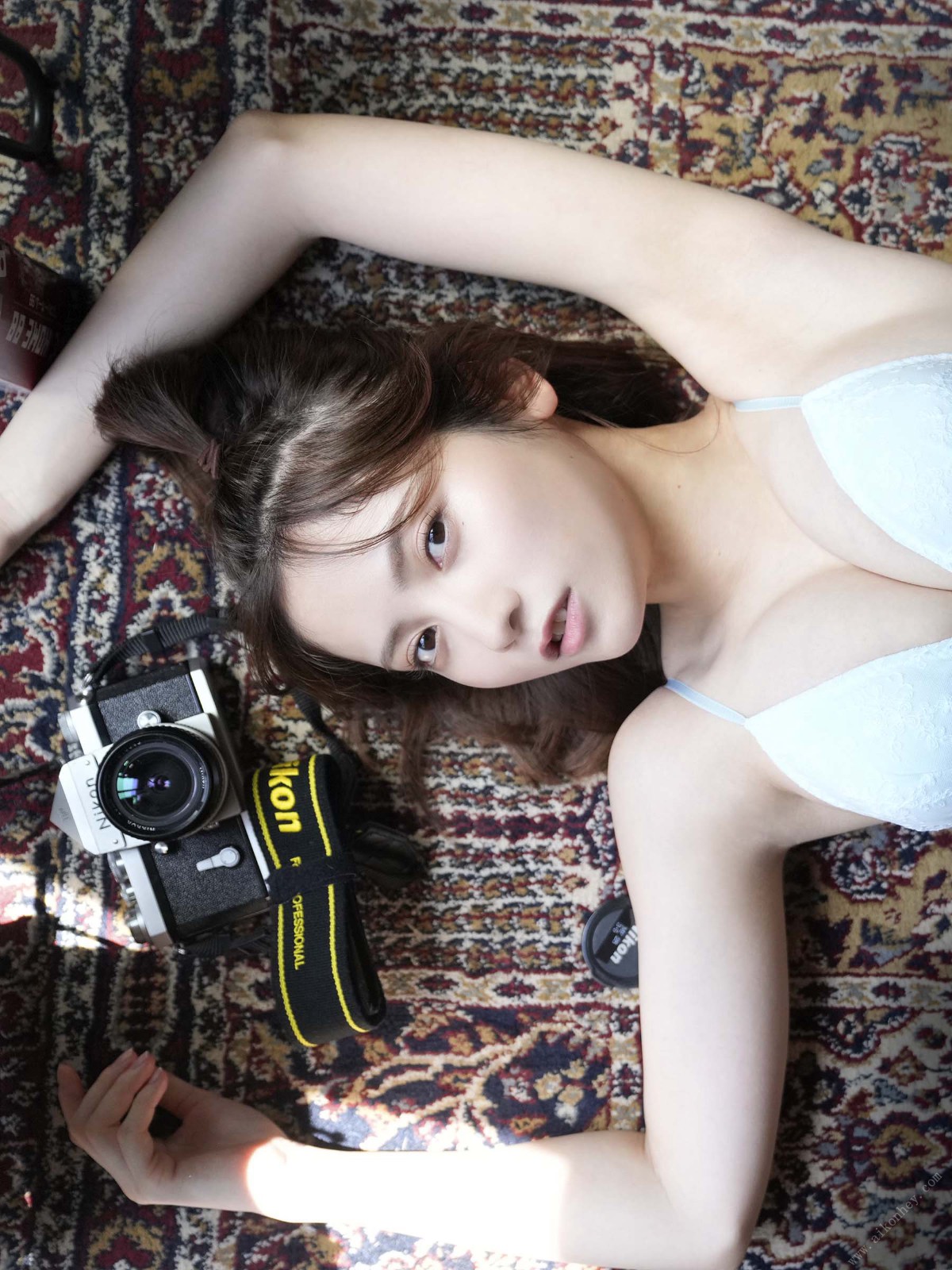 Photobook 2022 10 04 Nashiko Momotsuki 桃月なしこ That Summer In That Room With You 0002 0816958881.jpg