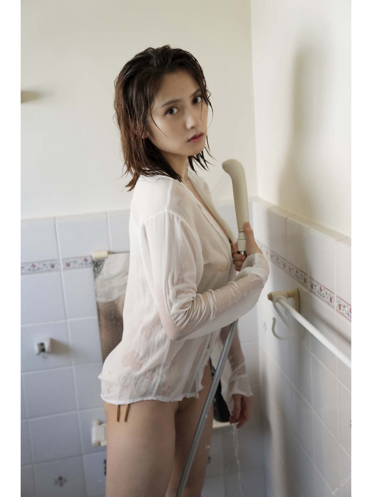 Photobook 2022 10 04 Nashiko Momotsuki 桃月なしこ That Summer In That Room With You 0020 8216023135.jpg