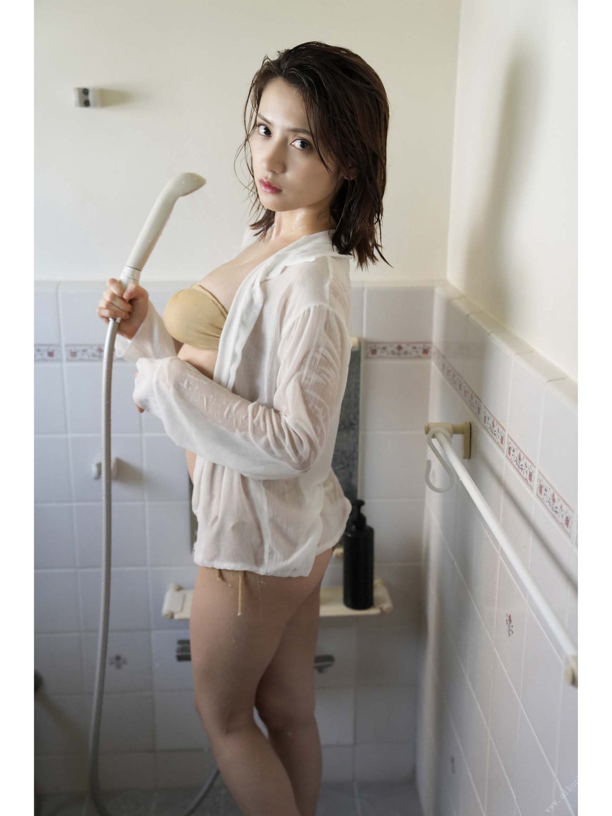 Photobook 2022 10 04 Nashiko Momotsuki 桃月なしこ That Summer In That Room With You 0021 5408788150.jpg