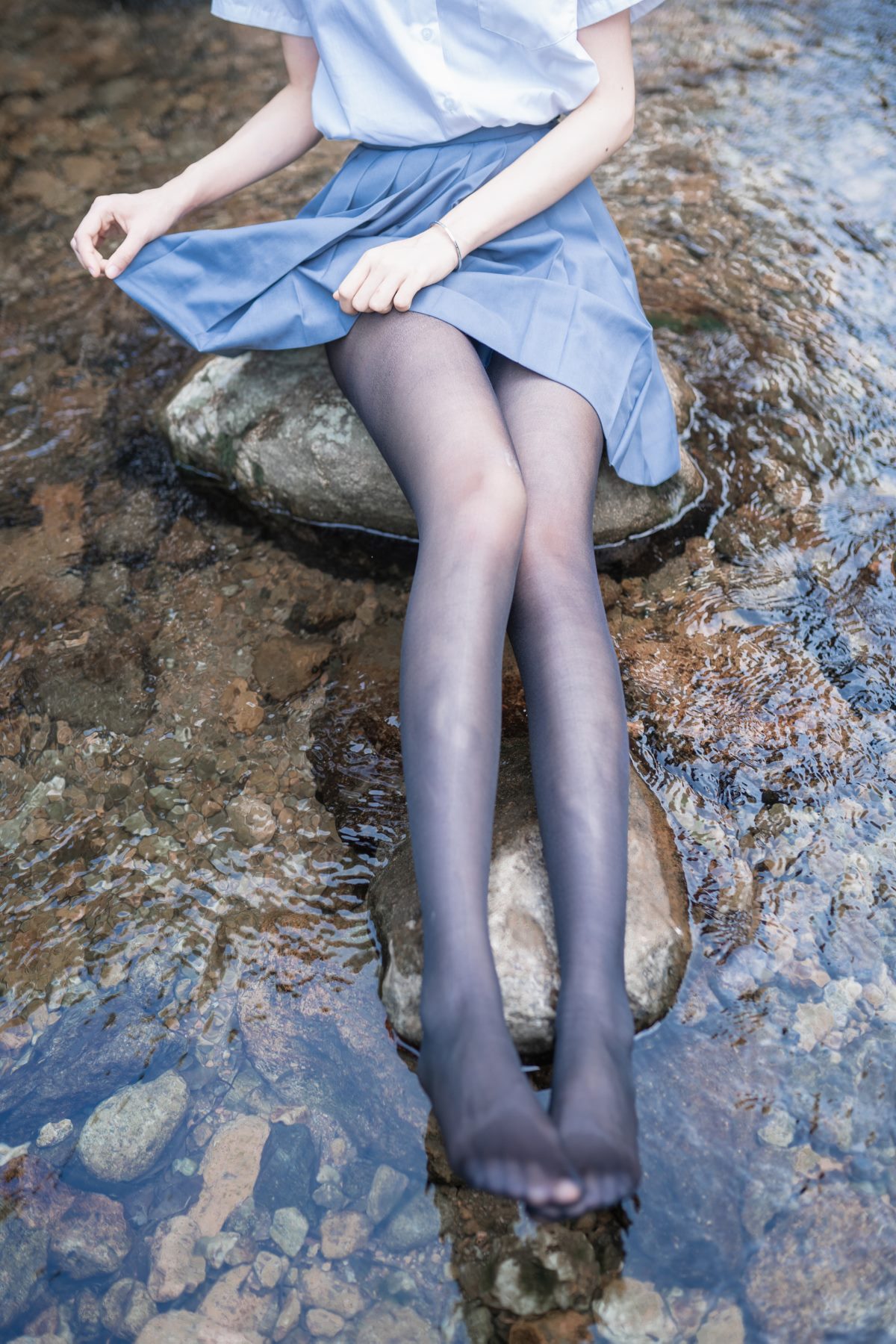 Coser@木绵绵OwO Vol 007 水色溪边制服 0012 4753360671.jpg