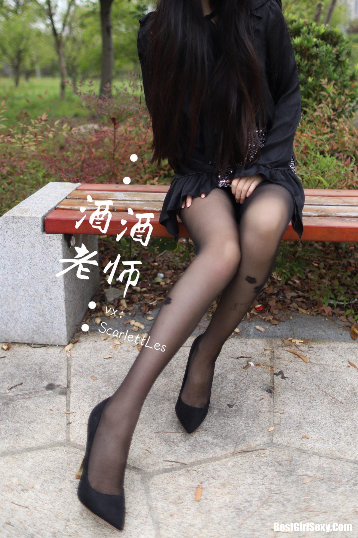 Coser@酒酒老师 Vol.004 上课前误穿黒丝 26