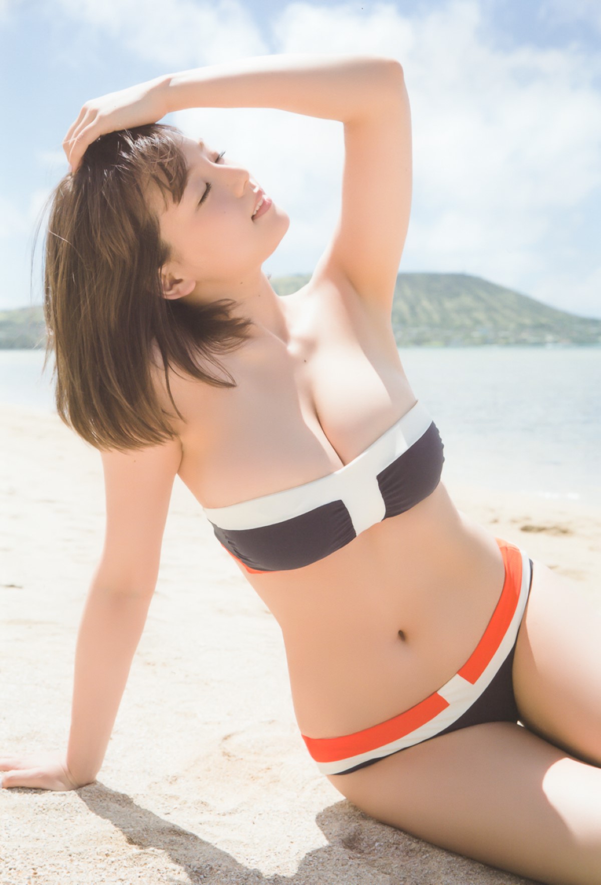 Photobook 2017 11 02 Ai Shinozaki 篠崎愛 Mugen A 0084 5475237426.jpg