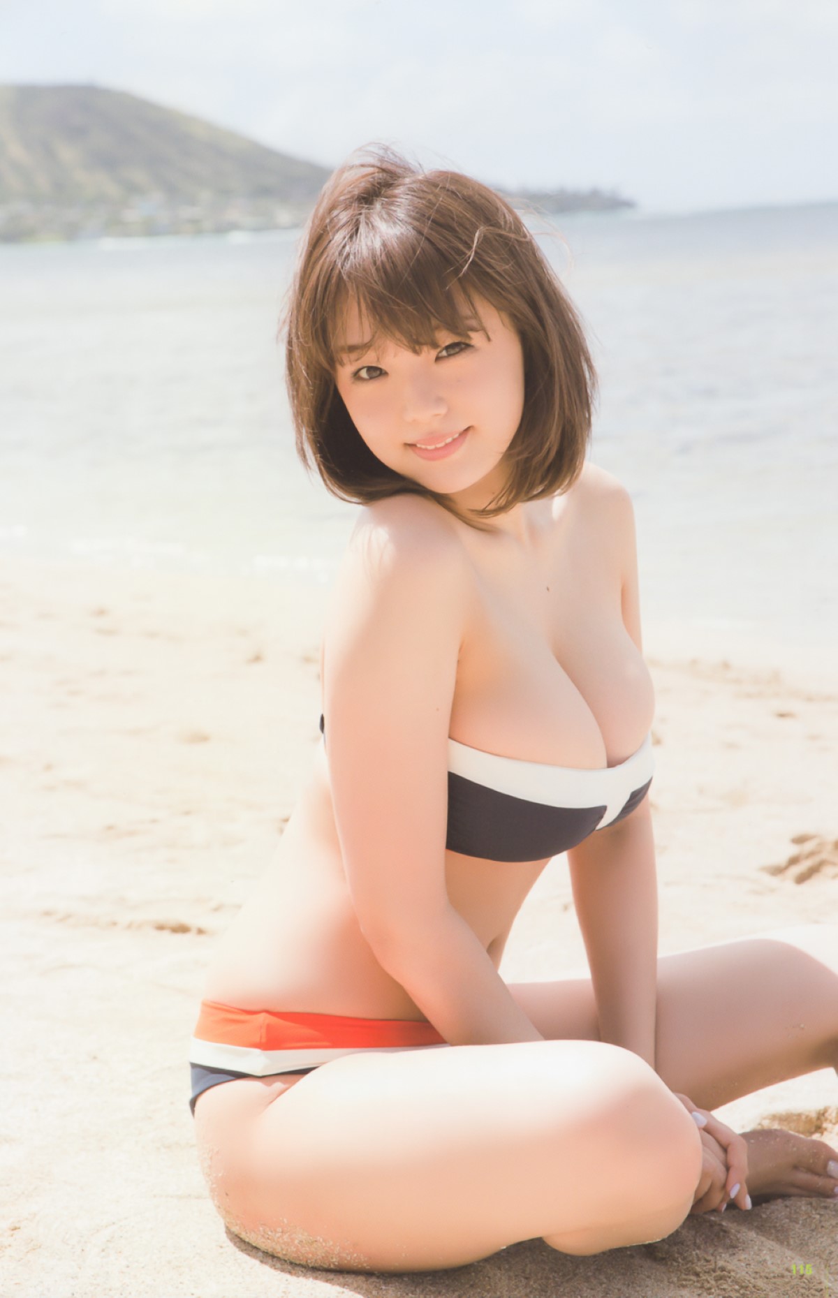 Photobook 2017 11 02 Ai Shinozaki 篠崎愛 Mugen A 0088 7160874127.jpg