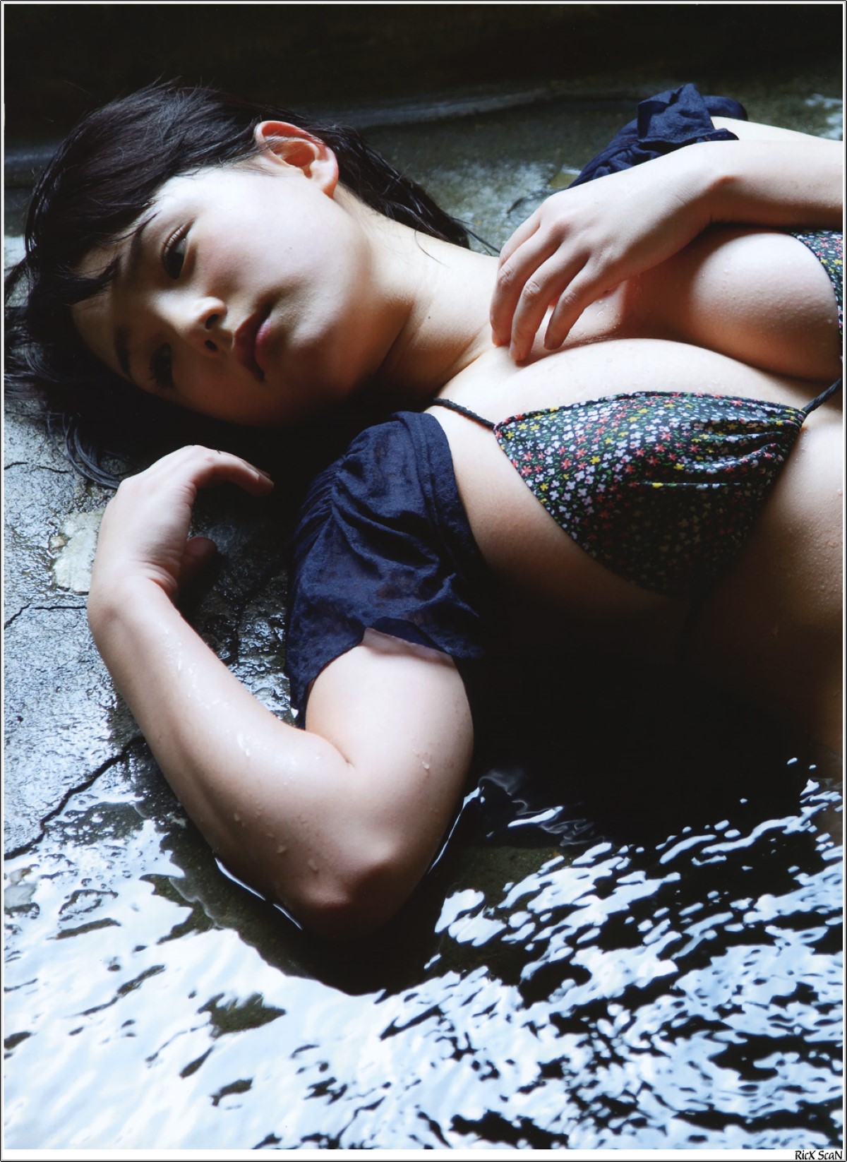 Photobook Ai Shinozaki 篠崎愛 Sakura Saku Toki 0041 8752910580.jpg