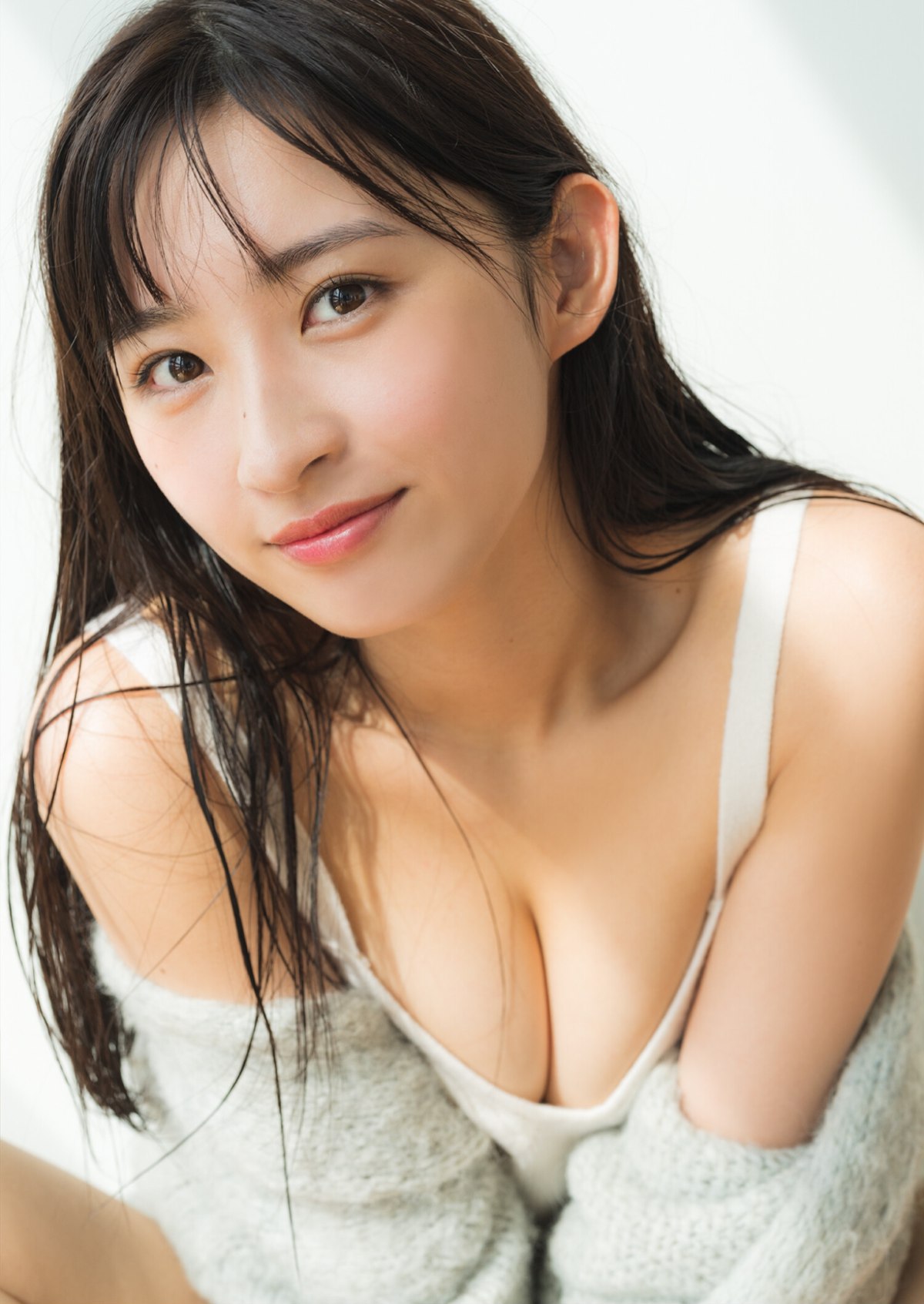 YJ Photobook 2022 11 17 Hinata Matsumoto 松本日向 The Dream Goes On 0005 2868742794.jpg